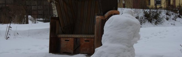 Strandkorb im Schnee