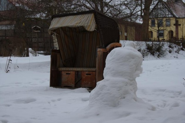 Strandkorb im Schnee