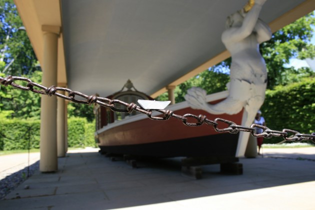 Das Schiffchen vor einem größeren Artverwandten im Park von Schloss Pillnitz.