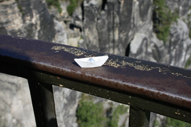 Das Schiffchen schippert an der Bastei im Elbsandsteingebirge vorbei.