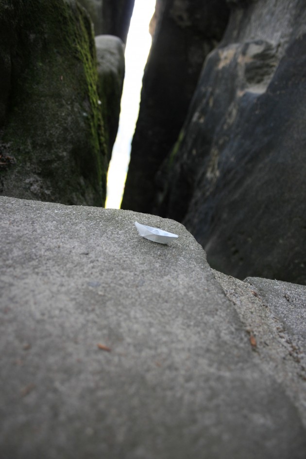 Das Schiffchen vor einem Felsspalt im Elbsandsteingebirge.