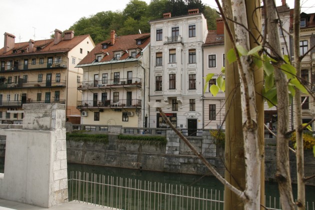 Das Schiffchen an der Ljubljanica in Ljubljana/Slowenien mit Blick auf die Burg.