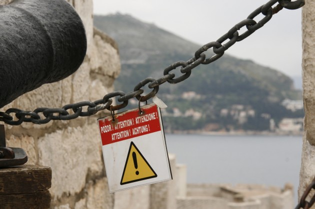 Das Schiffchen im Schatten seiner zukünftigen Bewaffnung, auf der Stadtmauer von Dubrovnik / Kroatien.