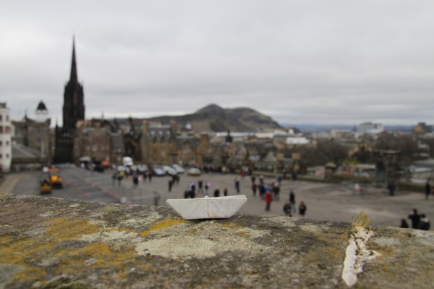 Das Schiffchen überwacht die Besetzung von Edinburgh Castle durch französische Rugby-Fans.