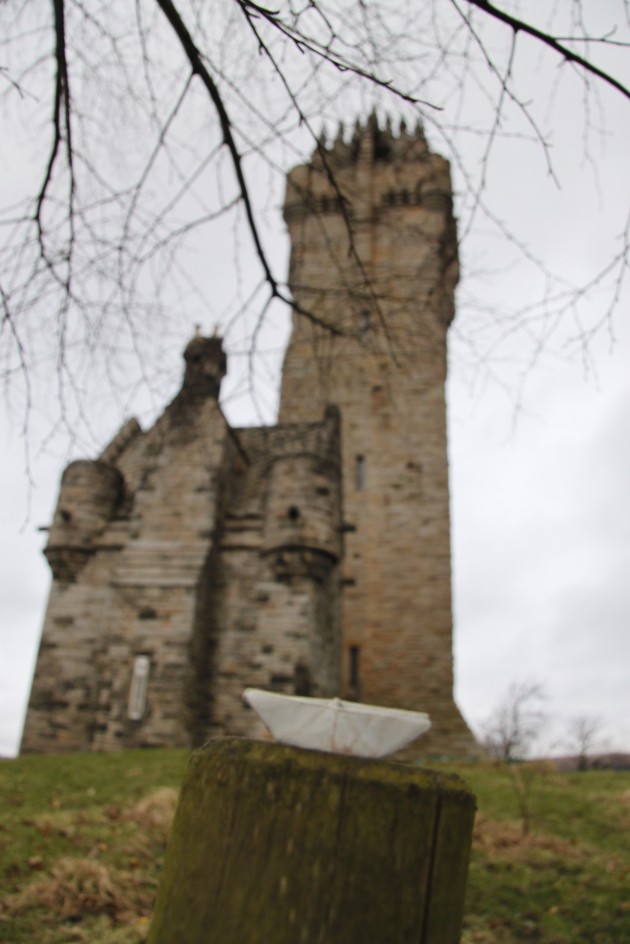 Das Schiffchen vor dem Wallace-Monument in Stirling.