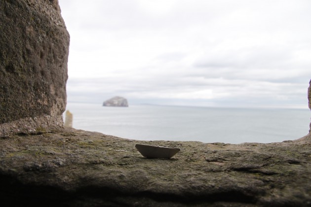 Das Schiffchen auf den Zinnen von Tantallon Castle.