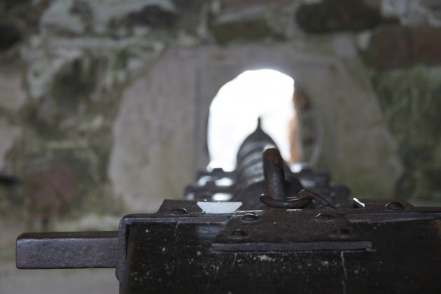 Das Schiffchen schaut sich in Tantallon Castle eine mögliche Bewaffnung an.