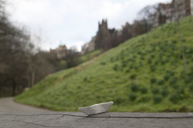 Das Schiffchen in den Princes Street Gardens mit Blick auf die Altstadt von Edinburgh.