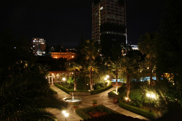 Blick in den nächtlichen Garten des Rogner-Hotels in Tirana