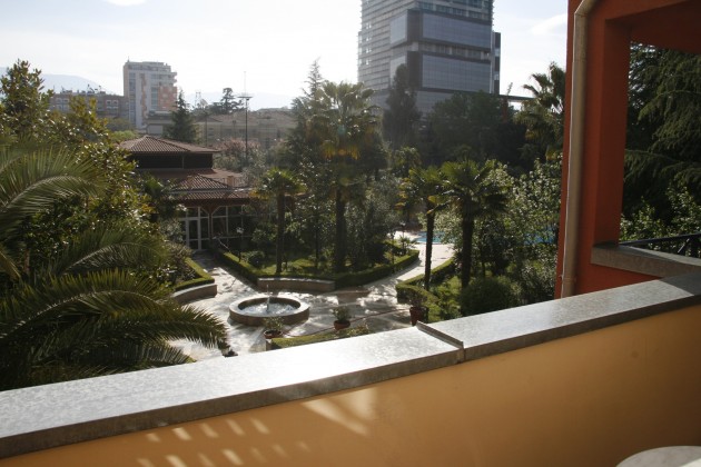 Blick in den Garten des Rogner-Hotels in Tirana