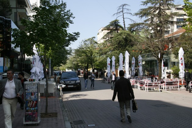 Unterwegs in den Straßen von Tirana