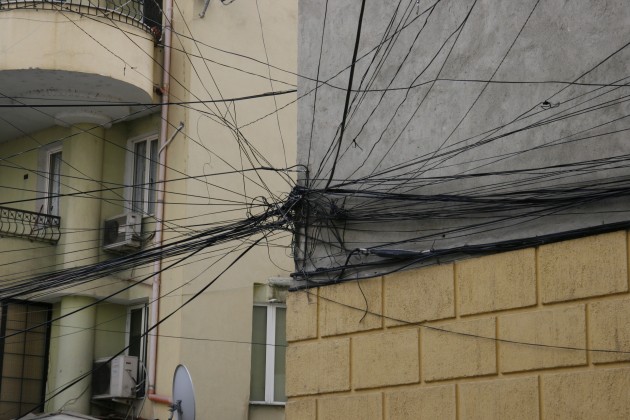 Unterwegs in den Straßen von Tirana, samt Kabelgewirr