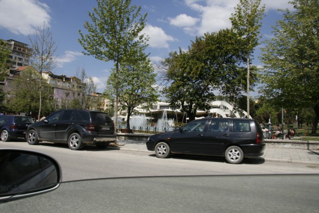 Mit dem Auto unterwegs in den Straßen von Tirana