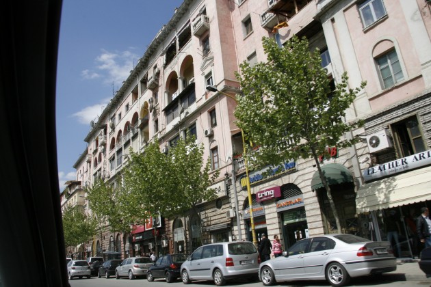 Mit dem Auto unterwegs in den Straßen von Tirana