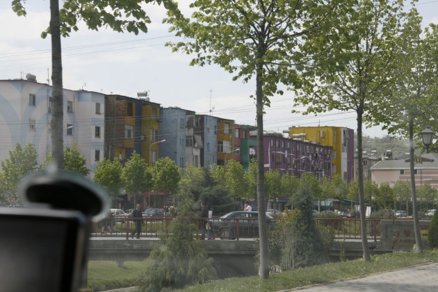 Mit dem Auto unterwegs in den Straßen von Tirana