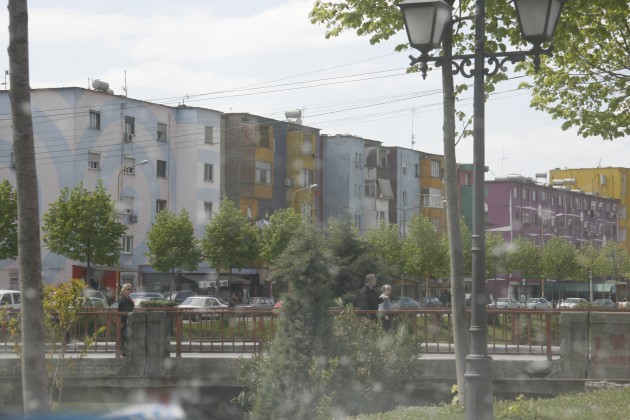 Mit dem Auto unterwegs in den Straßen von Tirana