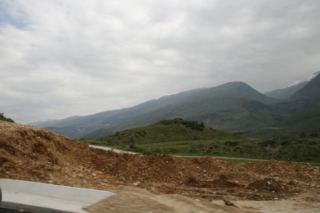 Über albanische Baustellen zwischen Gjirokaster und der albanisch-griechischen Grenze