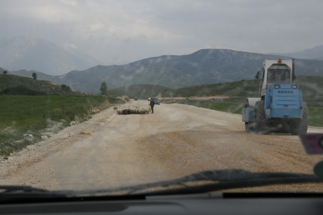 Über albanische Baustellen zwischen Gjirokaster und der albanisch-griechischen Grenze