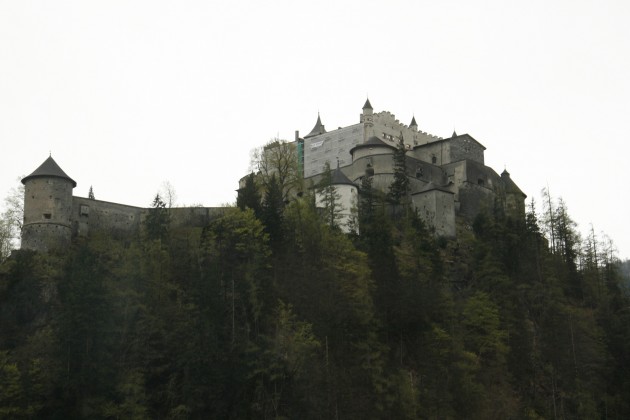 Eine Burg neben der Tauernautobahn (A10) in Österreich