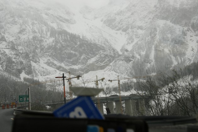 Auf der Tauernautobahn in Österreich kurz vor dem Tauerntunnel