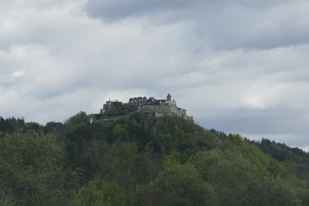 Eine Burg neben der Tauernautobahn A10 in Österreich