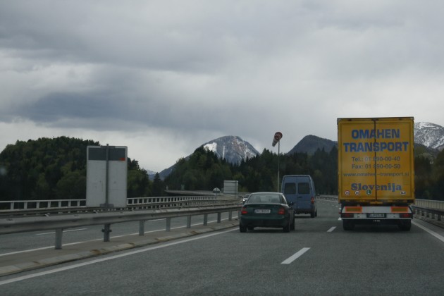 Auf der Karawankenautobahn A11 in Österreich kurz vor dem Karawankentunnel