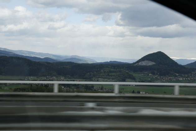 Auf der Karawankenautobahn A11 in Österreich kurz vor dem Karawankentunnel
