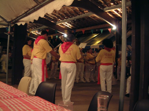 Irgendein lustiges französisches Fest in den Straßen von Baziege