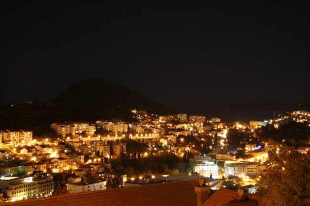 Blick auf das nächtliche Dubrovnik von der Gornji Kono aus