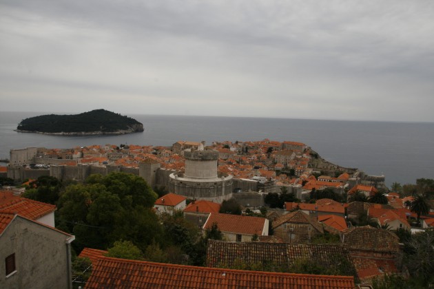 Blick über Bucht und Altstadt von Dubrovnik von einer Plattform an der Gornji Kono aus gesehen.