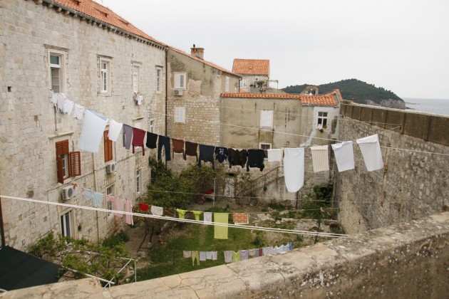 Festung Dubrovnik, Wäsche trocknen im Hinterhof an der Stadtmauer