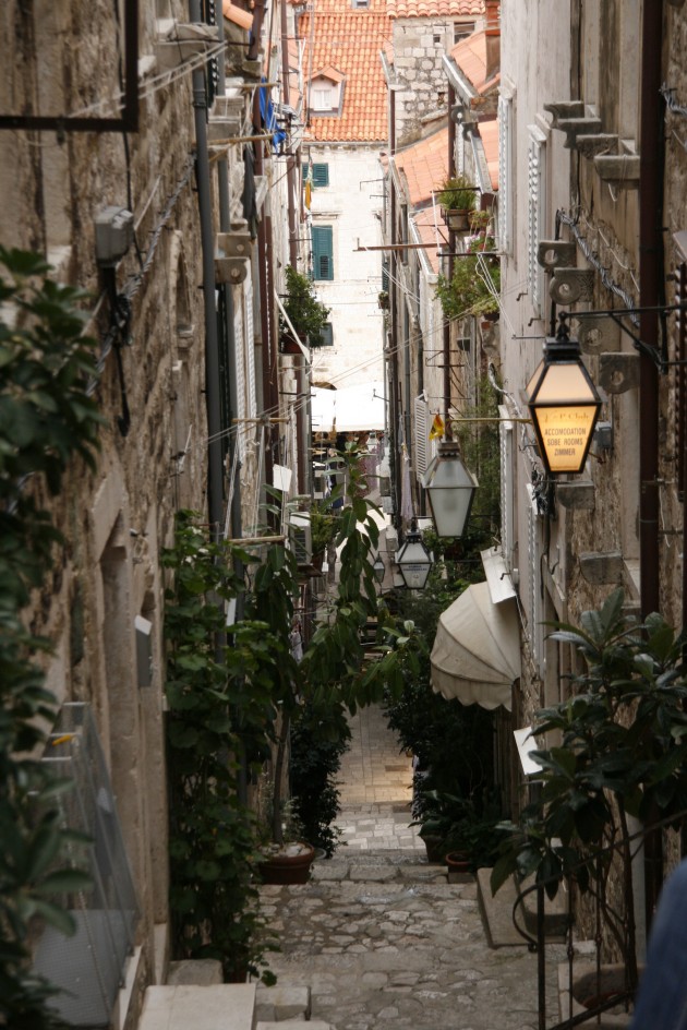 Blick in ein der engen und steilen Gassen in der Altstadt von Dubrovnik