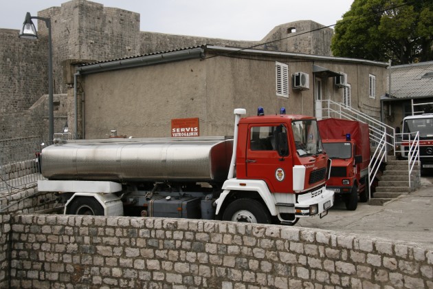 Feuerwehrfahrzeug in Dubrovnik die eher nach Milchtransporter aussehen.