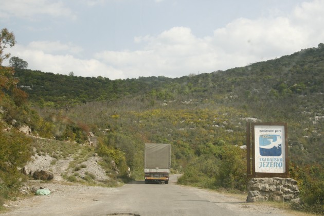 Der Nationalpark Skutarisee in Montenegro an der Grenze zu Albanien, durch dessen Schlaglochpisten sich auch LKWs quälen.