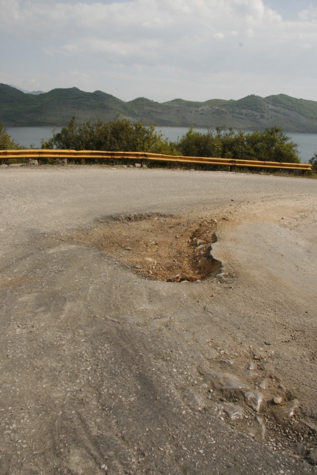 Der Nationalpark Skutarisee in Montenegro an der Grenze zu Albanien, mit 1A Schlaglochpist.