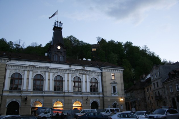 Slowenische Philharmonie mit der Laibacher Burg im Hintergrund