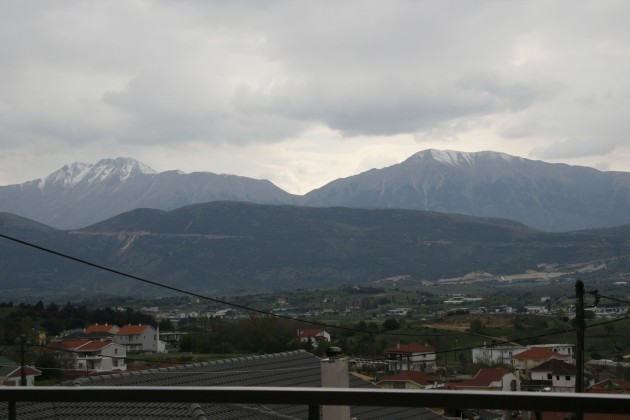 Blick vom Haus in Neokaisaria nach Westen auf die Ausläufer des Romaros-Massivs.