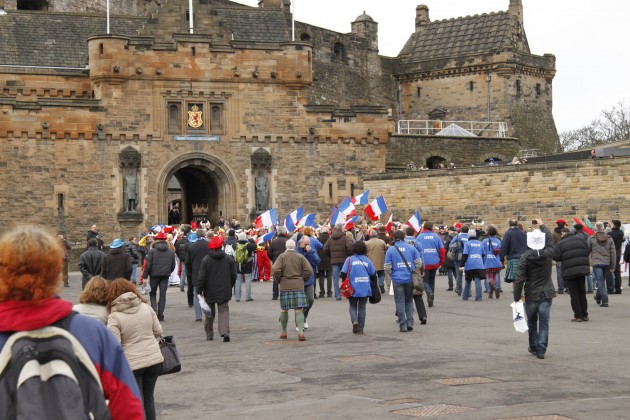 Französische Rugby-Fans im Vorhof von Edinburgh Castle.