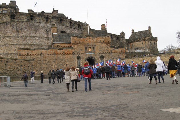 Französische Rugby-Fans im Vorhof von Edinburgh Castle.