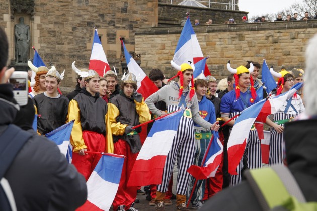 Französische Rugby-Fans im Vorhof von Edinburgh Castle.