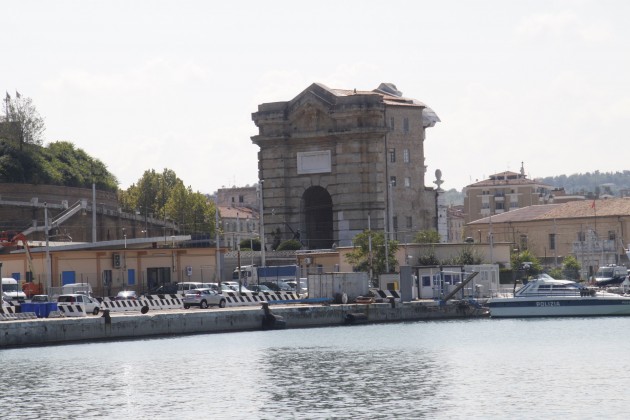 Das Ponta Pia in Ancona vom Hafenpier aus gesehen.