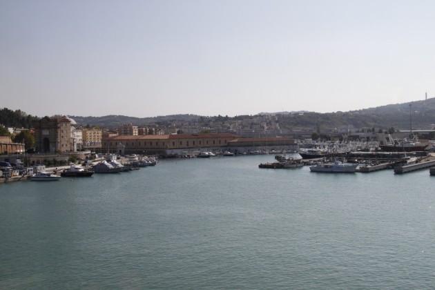 Auf dem Sonnendeck der Fähre im Hafen von Ancona.