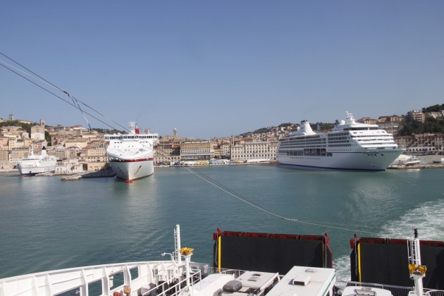 Auf dem Sonnendeck der Fähre im Hafen von Ancona.