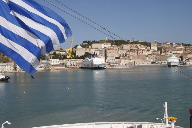 Auf dem Sonnendeck der Fähre im Hafen von Ancona.