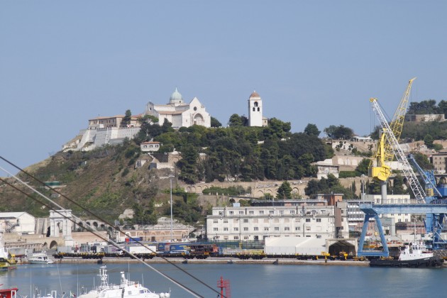 Duomo San Ciriaco in Ancona von der Fähre aus gesehen.