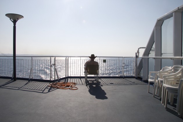 Zeitvertreib auf dem Sonnendeck der Fähre.