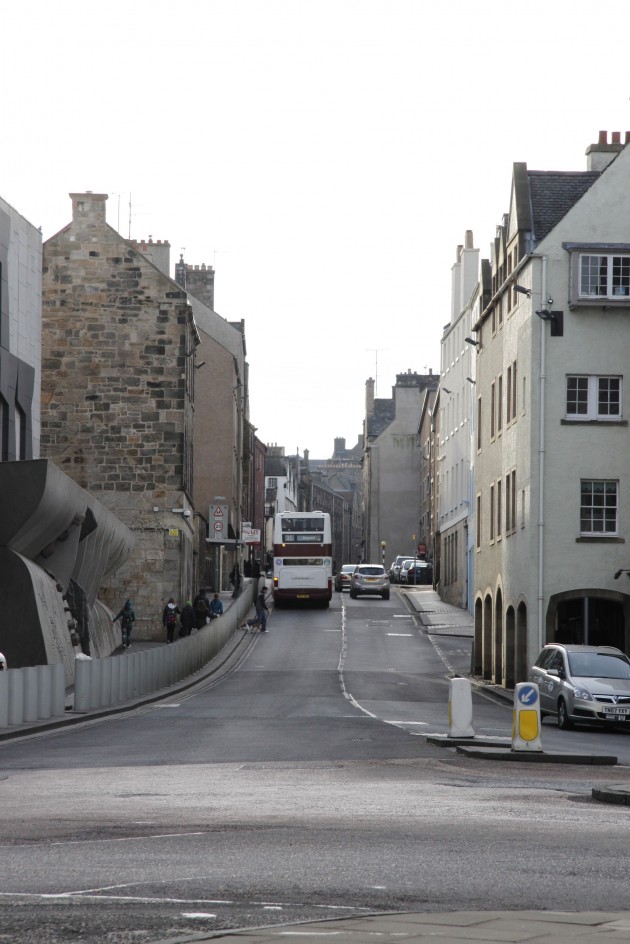Straßen in Edinburgh rund um das Parlament