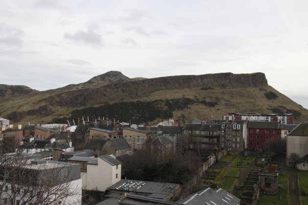 Blick auf Arthur’s Seat vom alten Parlament in Edinburgh