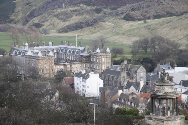 Blick auf Holyroodhouse Palace, Sitz der Königin, vom Calton Hill