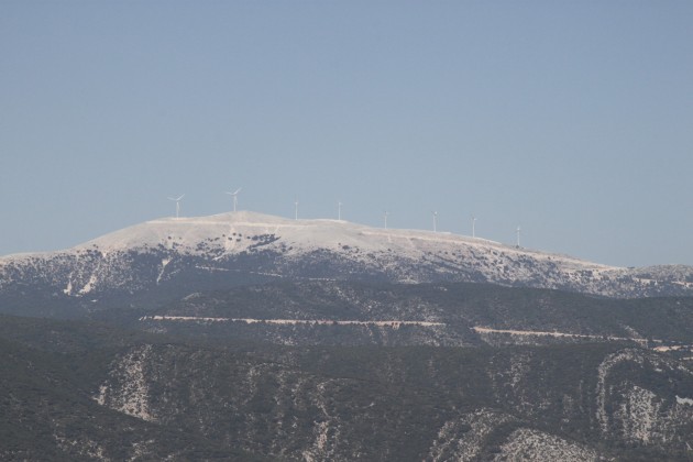 Berge mit Windkraftanlagen westlich von Grizata